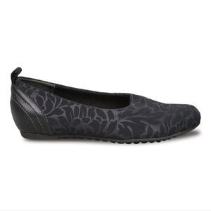 Munro Iriana Traveler Flats 5M • Black Floral Comfort Slip-On Shoes